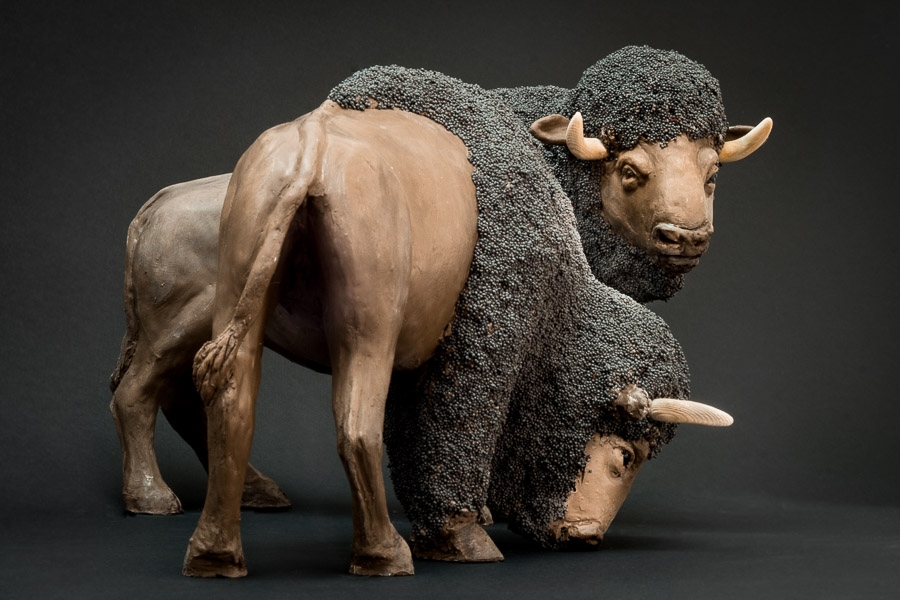 Bisons - terre cuite, billes de minerai - Sculpture Anne Moreau-Vagnon