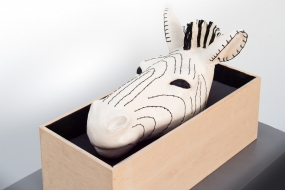 Zebra trophy - Sculpture en terre cuite, fil de coton, bois