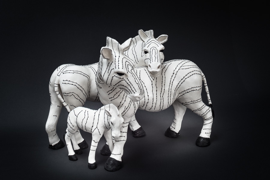 Zebra crossing, terre cuite, fil de coton - Sculpture Anne Moreau-Vagnon